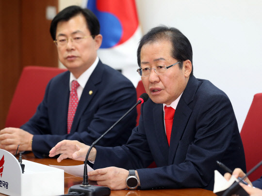 홍준표 자유한국당 대표가 31일 오전 서울 여의도 당사에서 열린 인권위원회 임명장 수여식에서 인사말을 하고 있다. 연합뉴스